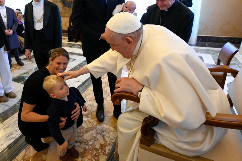 Papa Francisco recibió a Catalin Carico y su familia tras conferencia científica en el Vaticano
