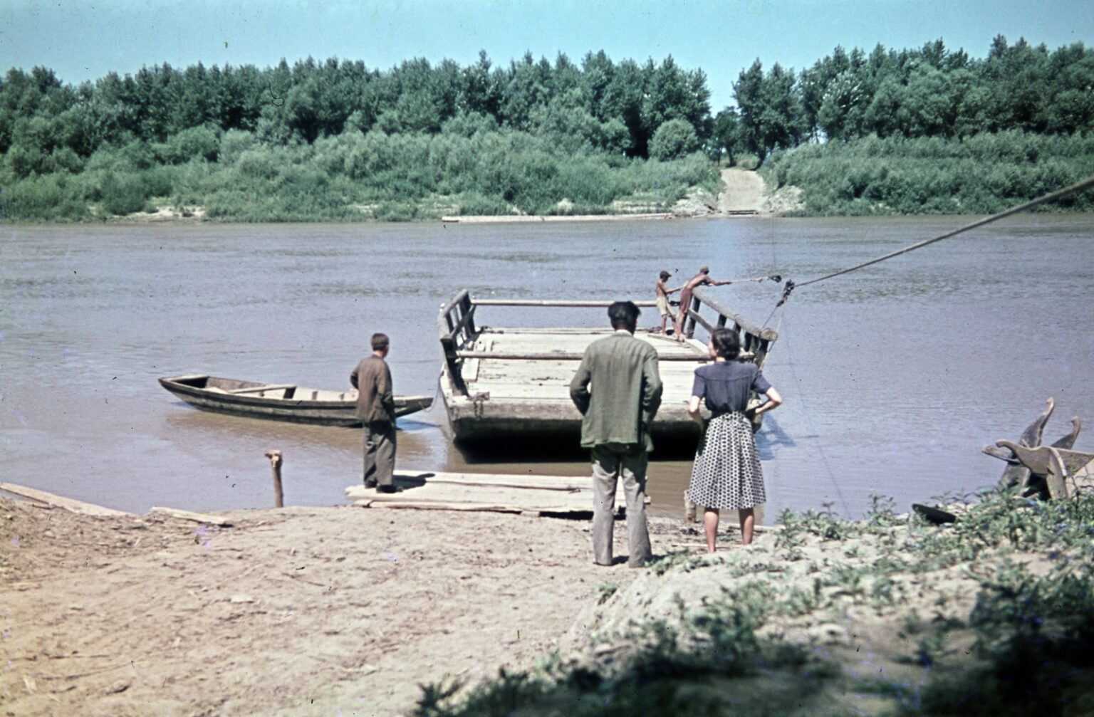 A tápéihoz hasonló fakomp valahol Magyarországon 1941-ben