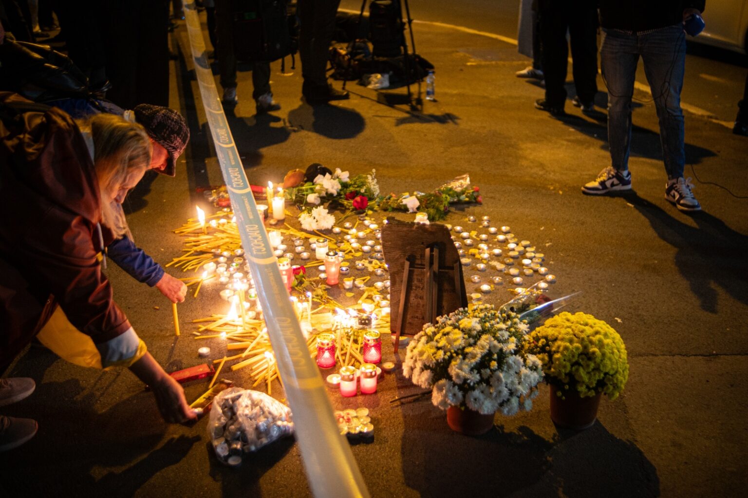 Megemlékezés az újvidéki tragédia első áldozatairól 2024. november 1-jén, az állomás épületével szemben