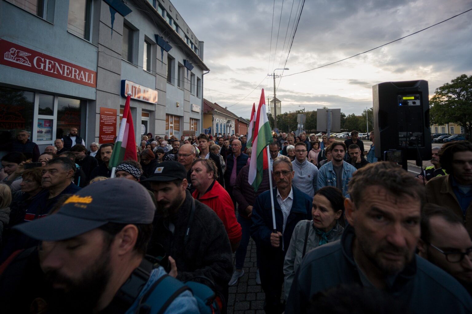 Tüntetők Hódmezővásárhelyen a Promenad24 szerkesztősége előtt, 2025. szeptember 26-án pénteken este