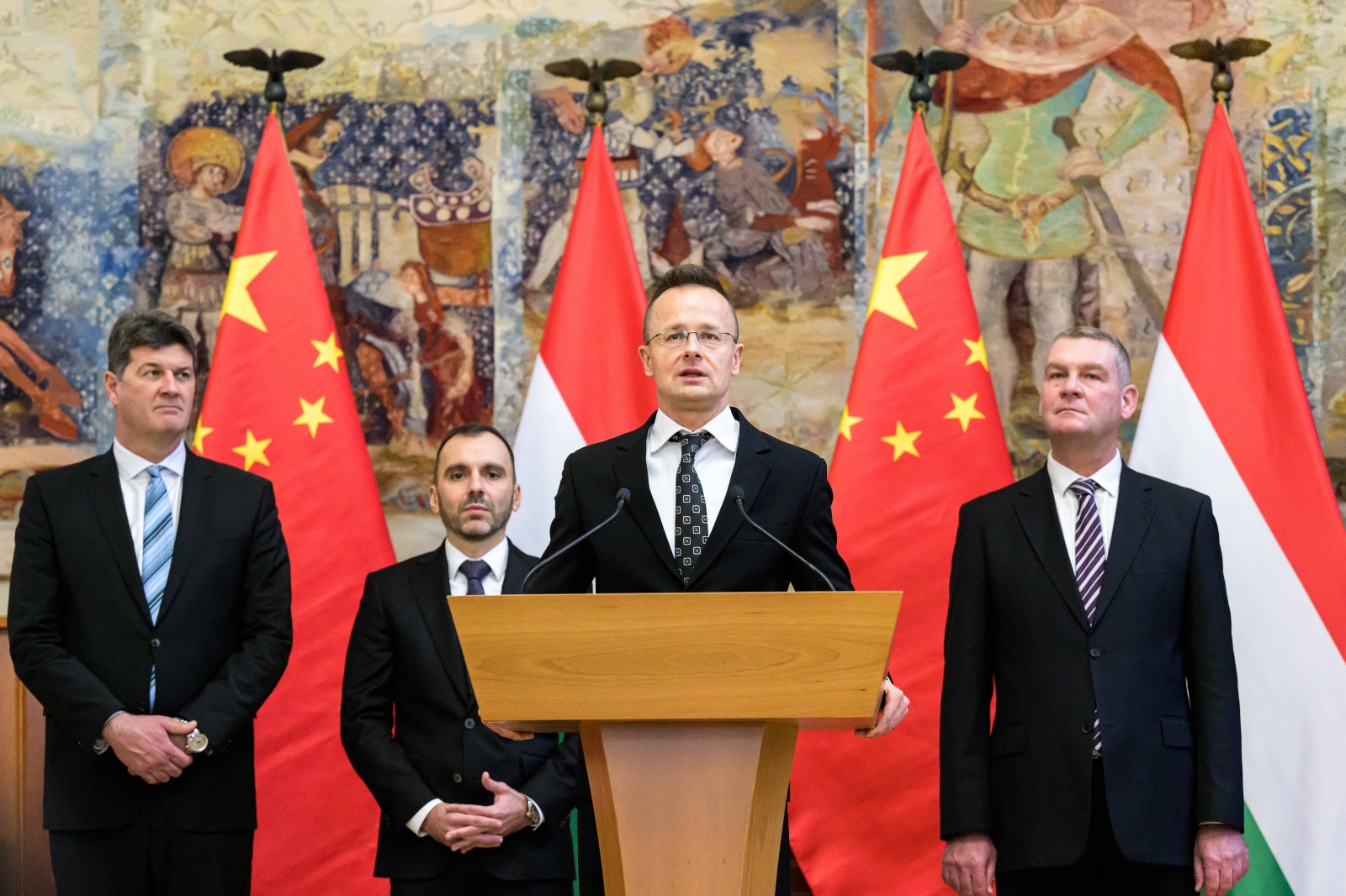 Szijjártó Péter (elöl), mögötte Mihálffy Béla, a KDNP országgyűlési képviselője (b), Joó István kormánybiztos, a Nemzeti Befektetési Ügynökség (HIPA) vezérigazgatója (b2) és Botka László, Szeged polgármestere a Külgazdasági és Külügyminisztériumban 2023. december 22-én
