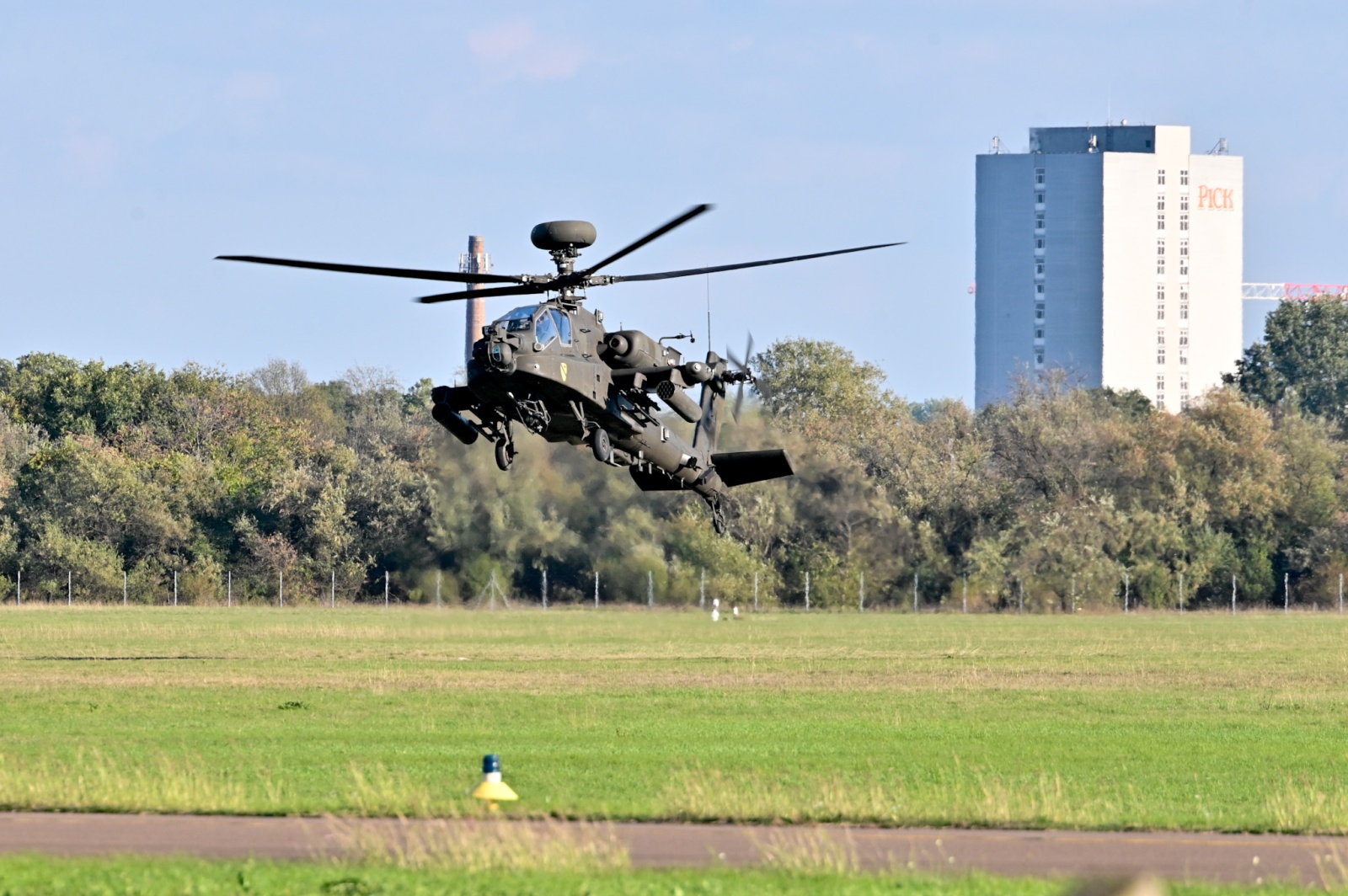 Hat amerikai katonai helikopter landolt Szegeden, tankolás után ...