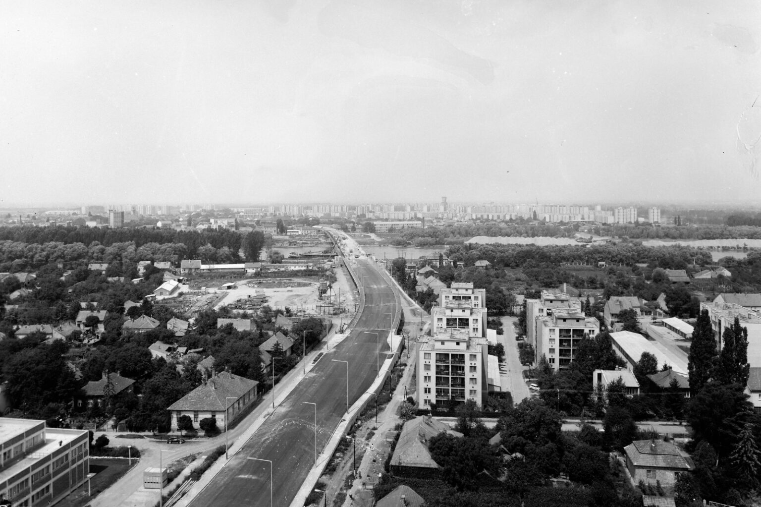 Kilátás a tizenhét emeletes újszegedi toronyházból a már összeért hídra 1979-ben