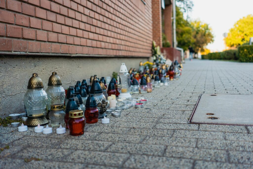 Hódmezővásárhelyi utca a fenti képen, és a rendőrkapitányra emlékező mécsesek a lentin 2025. szeptember 22-én, hétfőn