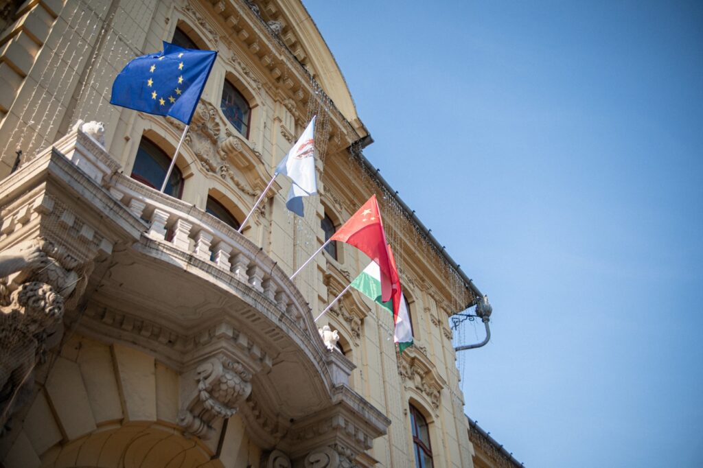Kínai zászló a szegedi városháza homlokzatán, 2024. november 7-én