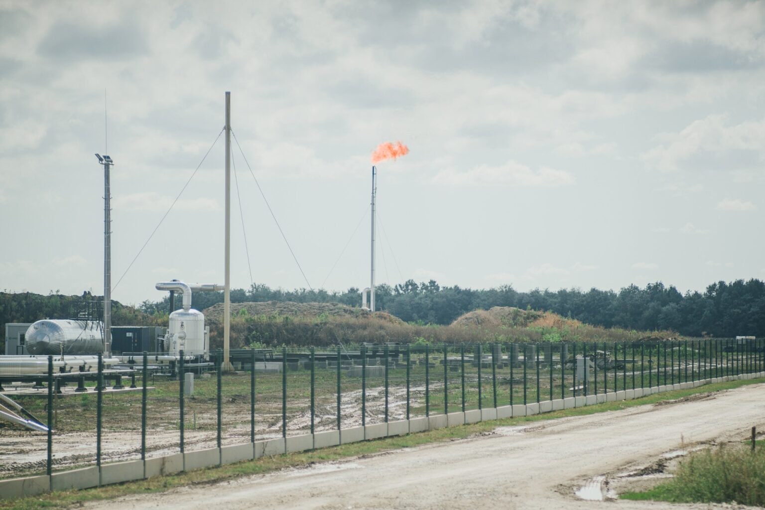 Az Aspect Energy földgázkitermelő telepe a Békés vármegyei Sarkad városánál 2024. szeptember 17-én