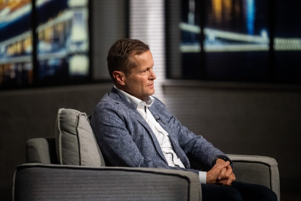 Krausz Ferenc fizikus interjút ad az M5 Ez itt a kérdés című műsorának az MTVA Kunigunda útjai székházában 2023. október 6-án