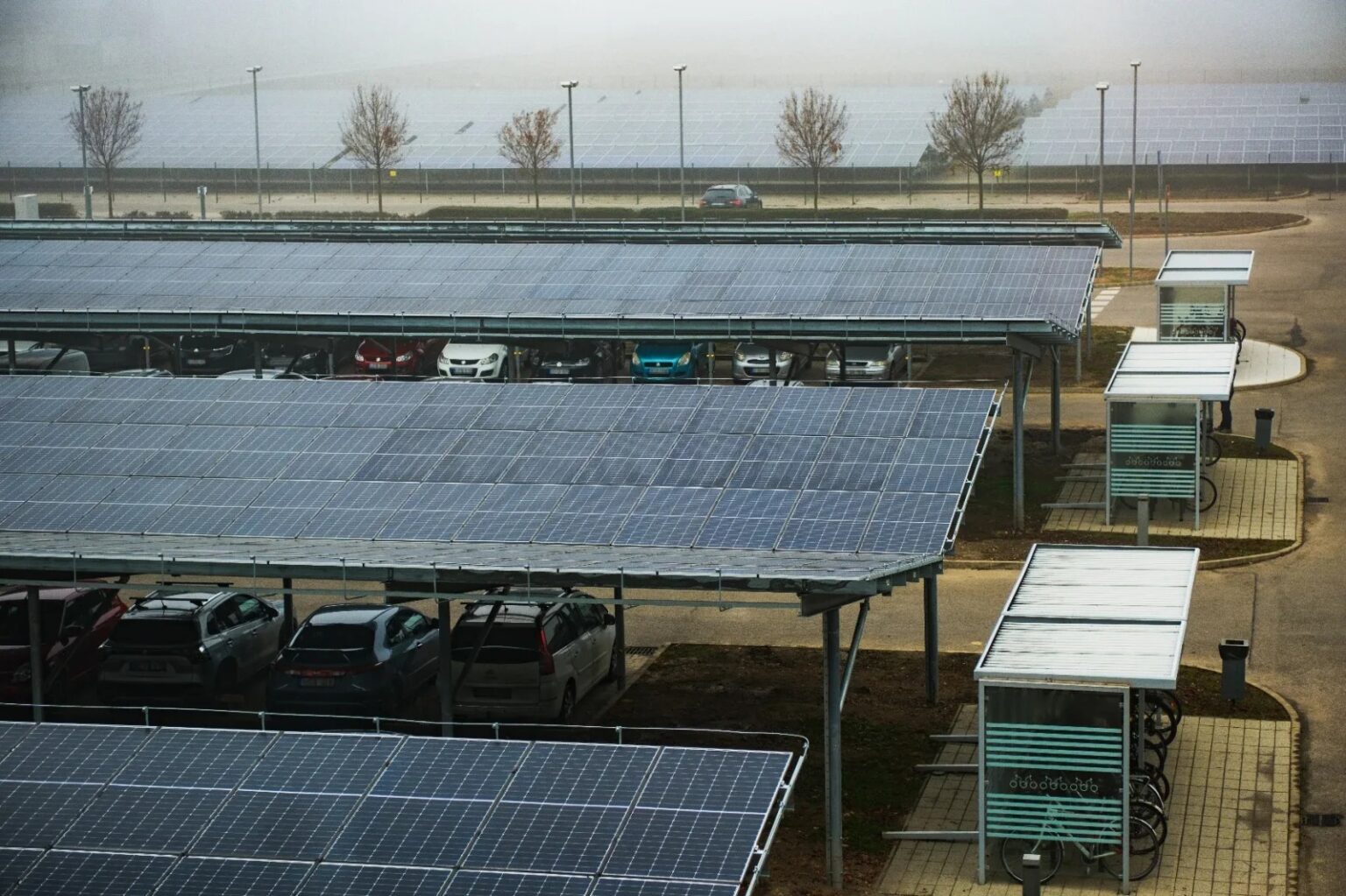A carport rendszerű naperőmű a dolgozói parkolóban az ELI-ALPS Lézeres Kutatóintézet naperőműparkjában az átadása napján, 2025. november 11-én Szegeden
