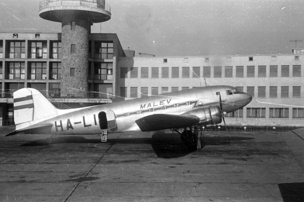 Liszunov Li-2 típusú repülőgép a ferihegyi repülőtéren 1960-ban