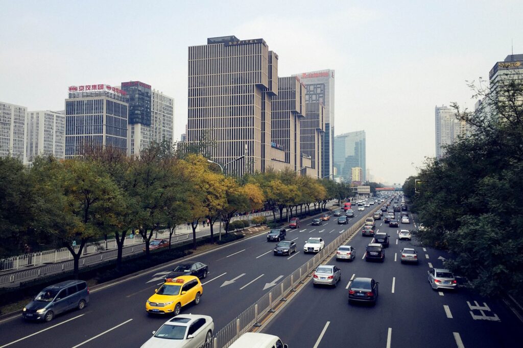 Forgalmas út a Peking központi üzleti negyedében található Guomao városrészben
