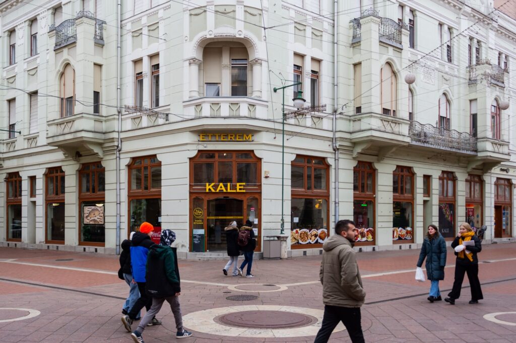 A most bezáró Kale étterem a Kárász és Kölcsey utcák sarkán