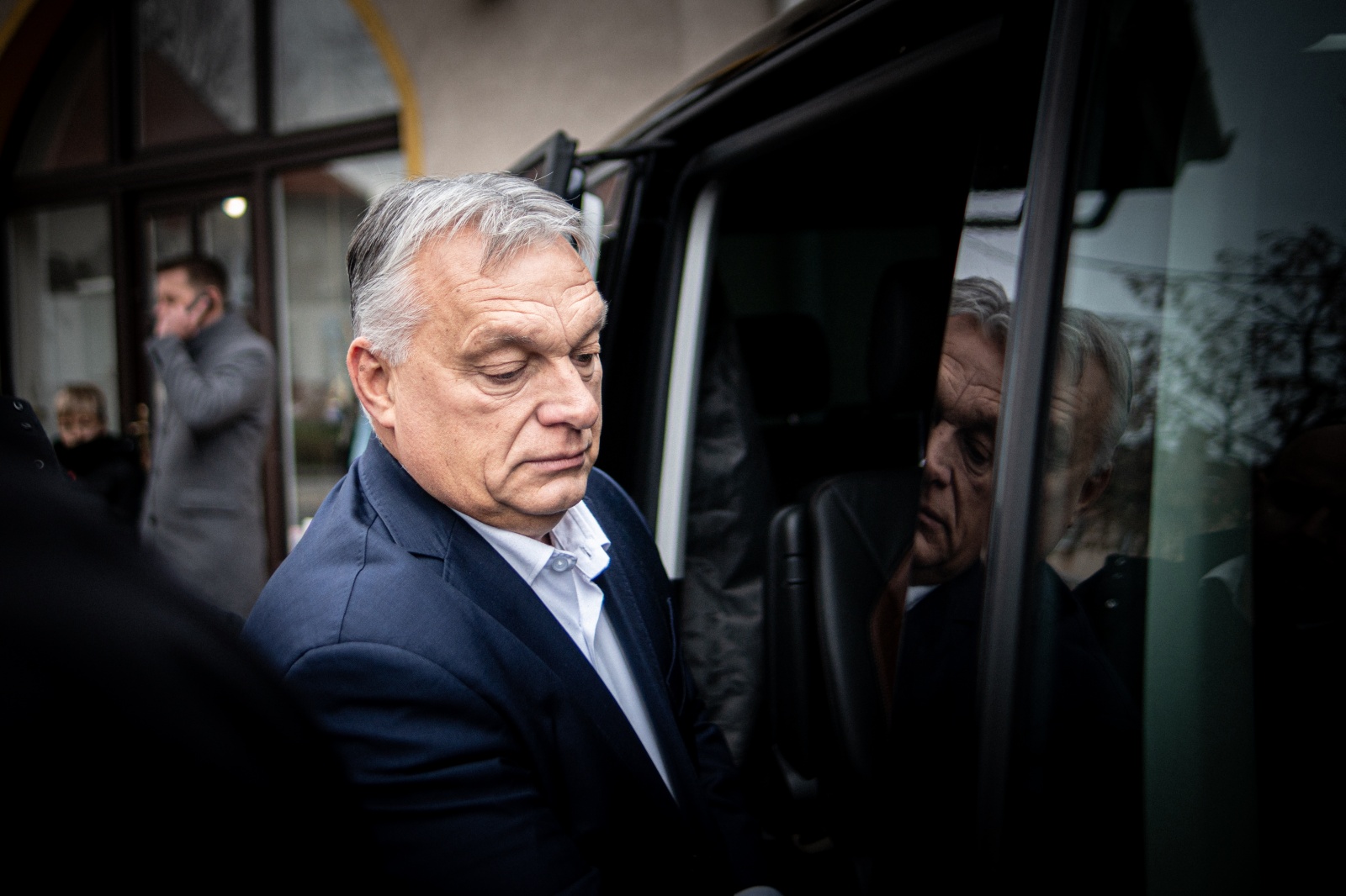 Törvények felett álló, erős vezetőről is kérdezte az embereket a Századvég a választás előtt