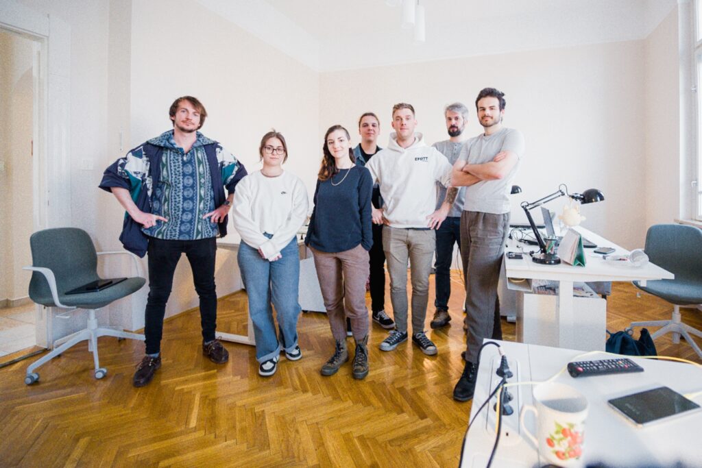 Balról jobbra: Szűcs Levente stratégia- és működésfejlesztő, Farkas Anna újságíró, Koller Hanna szerkesztő, Somos Péter újságíró, Bálint András fotóriporter, Legény Dániel szerkesztő és Szűcs Dániel alapító-főszerkesztő