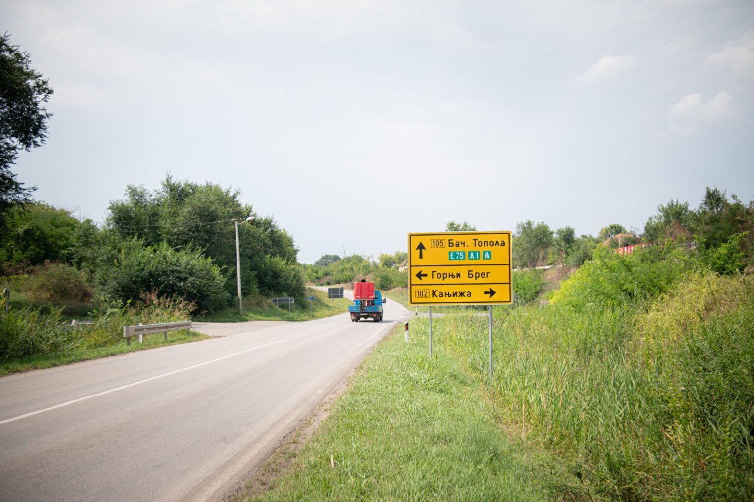Egyenesen Topolya, balra Felsőhegy, jobbra Magyarkanizsa
