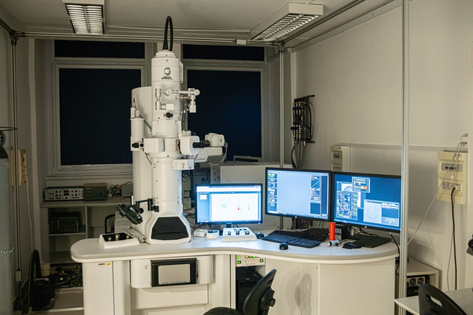 Transzmissziós elektronmikroszkópa a Szegedi Biológiai Kutatóközpont laborjában.