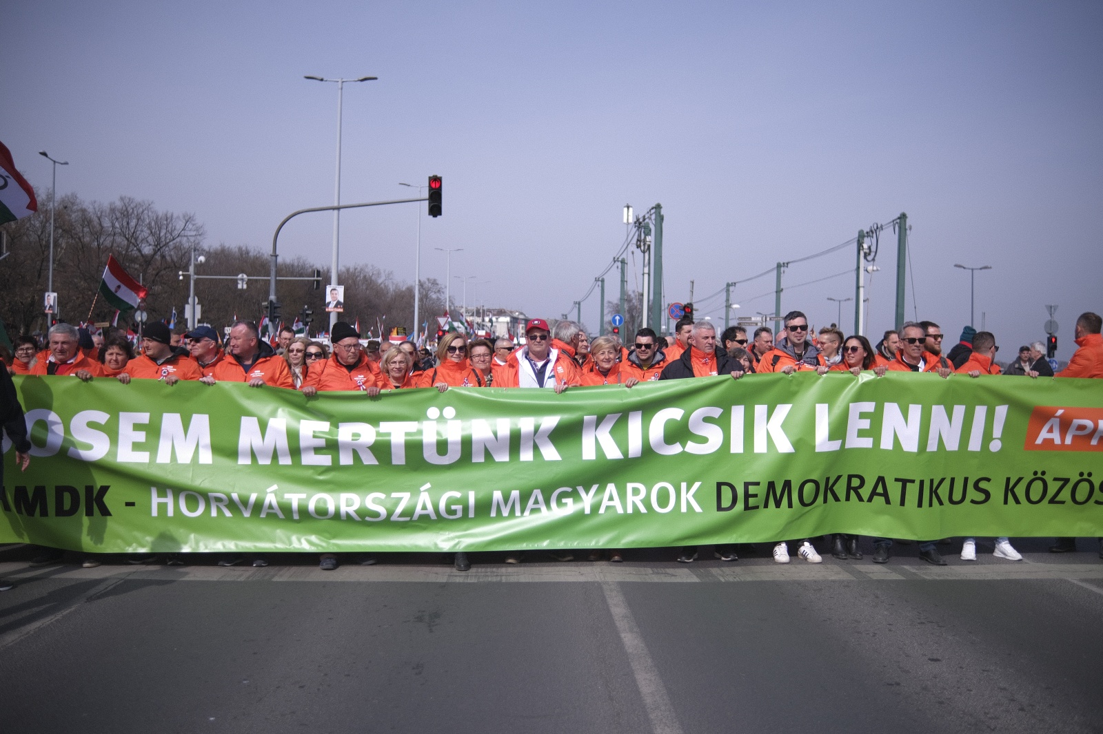 Békemenet helyett zászlómenetet tartanak: „No war, no gender, no migration – Isten, haza, család”