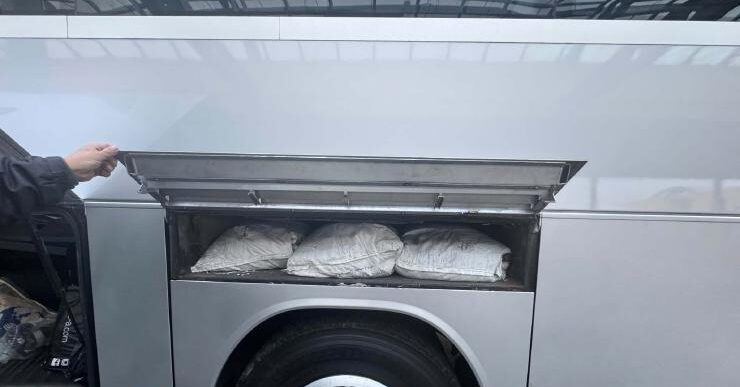 Babnak mondták, de 369 ezer náthatabletta volt egy busz klímájában Röszkén