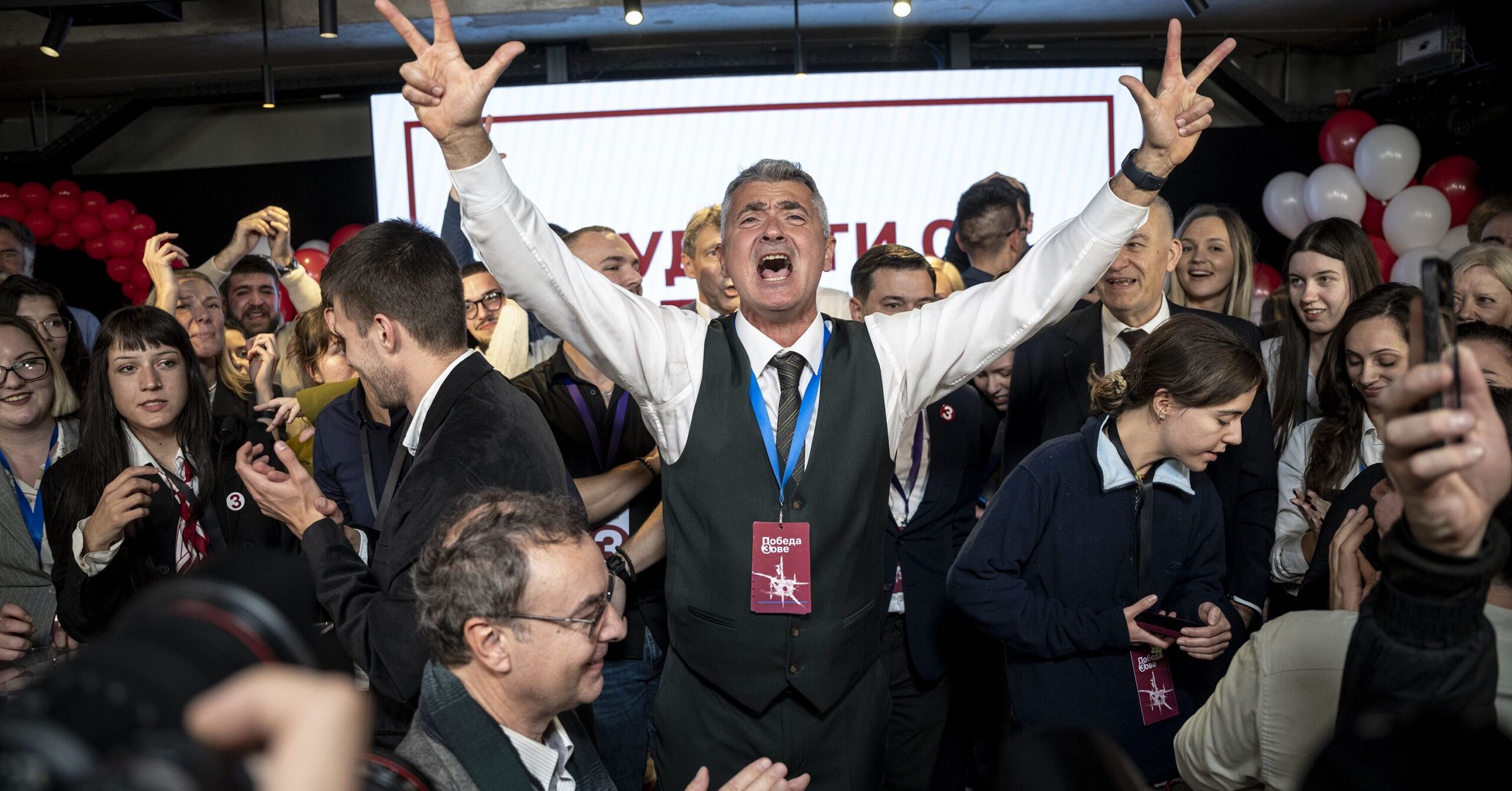 Tüntetők rontottak be a megbukott Vučić propagandatévéjébe