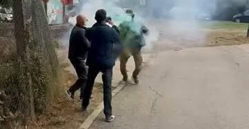 Maszkos férfiak vertek fiatalokat egy pancsovai szavazóhelynél, a rendőrség mégsem kapott bejelentést