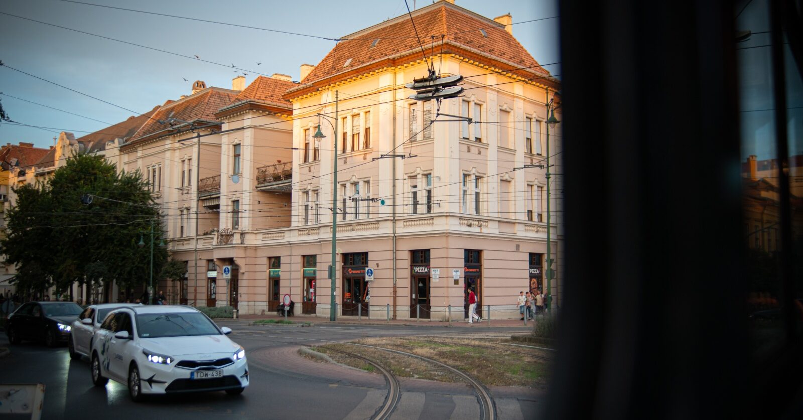 Embert gázolt a villamos a Petőfin