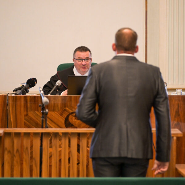 Lehajtott fejjel hallgatta a bírót a 6 és fél év fegyházra ítélt Joób Márton, de szabadlábon maradhat a jogerős döntésig